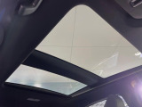 【調光パノラマルーフ】車内の解放感が一気に上がる大型パノラマルーフに調光機能がプラス!日差しが強い時、シェードを閉めなくてもガラスの透明度を調整することで心地よい明るさに♪