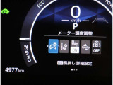 レーンディパーチャーアラートとは車線または走路からの逸脱の可能性を警告すると共に、車線または走路からの逸脱を避けるためのハンドル操作の一部を支援する機能です。詳細は販売店スタッフまでおたずねください。