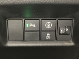 ハンドルの右側にはヘットライトリベライザーとHondaセンシング用のメインスイッチがついています。ヘッドライトリベライザーは道路状況や積荷の加重に応じてライトの高さを調節できます。