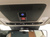 天井には緊急通報ボタンが装備されています。