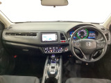車内は光触媒抗菌消臭施工済です。インパネ周りはスタイリッシュなデザインです。グローブボックスやカップホルダーのほかにトレーなどたくさんの収納スペースが付いています。