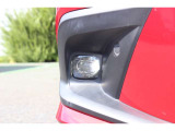 LEDフォグライト悪天候で前方や路肩が見えづらい時などに、クルマに近いところを左右に広く照らすLEDフォグライト。