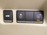 ★使いやすさや安全性を追求したステアリング周り!高級車ゆえにスイッチ類が多いのも特徴ですね!考え尽くされた配置ですぐに使いこなす事が出来ますのでご安心下さい!是非、体感してみて下さい!!