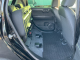 後席シートを跳ね上げれば背の高い荷物もらくらく!!