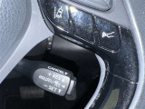 クルーズコントロール機能が付いています。 速度を設定するとアクセルを踏まなくても一定の速度で走ることができます。  高速道路ではとても便利な装置なんです。