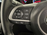 【ステアリングスイッチ】運転中に視線を前に向けたまま画面の操作できます。