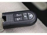 ■スマートキー■ 鍵を身に着けていれば、ドアの施錠・開錠が可能です!バッグから鍵を探し出す必要もないので、たくさん荷物を持っていたり雨の日傘をさしている時にも便利ですね!