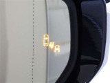 ブラインドスポットモニター装備。隣車線を走る車両を検知。ドアミラーでは確認しにくい後方、側方エリアに存在する車両や急接近してくる車両も検知しドアミラーに搭載されたLEDインジケーターが点灯します。