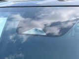 【三菱e-Assist】走行中に前方の車両等を認識し、衝突しそうな時は警報とブレーキで衝突回避と被害軽減をアシスト。より安全にドライブをお楽しみいただけます。