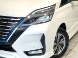 【LEDヘッドライト】悪天候や夜間走行時も良好な視界を確保し安心して運転できる高輝度LEDヘッドライトを装備!点灯速度が早く、消費電力も抑えられています。