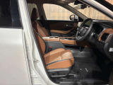 運転席も広々でゆったりとした気分で運転できます♪本革シートです☆電動シート・シートヒーターが付いています☆