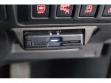 プッシュエンジンスタートや各種スイッチ類。よく使う機能が運転席まわりに使いやすく配置されています