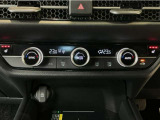 オートエアコンは左右席で独立温度コントロールが可能です。運転席はキンキンに冷やして助手席はマイルドにと言った設定が可能です☆暑さ寒さでケンカすることもなくなりますね♪