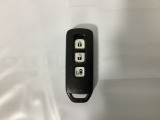スマートキー付きですからドアロックの開閉およびエンジンスタートが楽々です。電動スライドドアの開け閉めもボタンで操作できます。