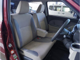 【清潔感のある運転席&助手席】隅々までクリーニングの行き届いた運転席&助手席。目立ったシミや汚れ等もございません。