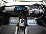 運転にかかわる様々な操作を安全に行えるように視点移動が少なく、操作性に配慮されたスイッチ類が凝縮されたコクピットです。