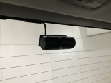 後方にもドライブレコーダーのカメラが付いています。前後両方でお車の周りを監視・記録いたします。