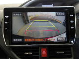 バックモニター付きで慣れない駐車場や車庫入れをサポートします。