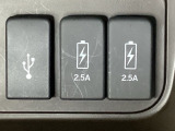 エアコン操作パネルの下に、スマートフォンなどの充電可能なUSB端子が2個、音源などの外部入力の可能なUSB端子が1個ついています。移動中に充電もできるので便利です。
