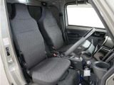 運転席は前後にスライドするので、体格に合わせシートの調節が可能です