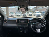 すっきりとまとめられたインパネ周り。運転操作もしやすいです。取り回しの良さで普段のお買い物から街乗りまでピッタリの車ですよ。