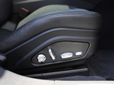 メモリー付14way電動スポーツシート。運転席および助手席のバックレスト、シート上下、前後位置、傾斜角度、座面角度、シートクッションの調整可能。シートやステアリングコラム、ドアミラー等記憶可能。