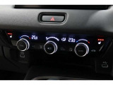 運転席と助手席の温度設定の変更が可能な左右独立タイプのデュアルエアコンです♪♪♪暑がりな人・寒がりな人も誰もが車内を快適にお過ごしいただけます♪♪♪