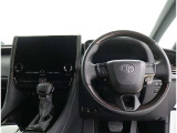 運転席です!高級感のあるインパネとなっております。握り心地の良いステアリングの評判がいいですよ!
