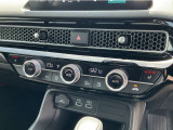 オートエアコンは左右席で独立温度コントロールが可能です。シートヒーター付きで、冷えた車内でもスイッチを押せば数秒で座面と背もたれがあたたかくなります。