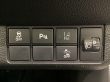 ハンドルの右側にはヘットライトリベライザーとHondaセンシング用のメインスイッチがついています。ヘッドライトリベライザーは道路状況や積荷の加重に応じてライトの高さを調節できます。