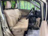 運転席まわりには十分なスペースがあり、大柄な方でもゆったり運転していただける環境です。