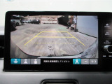 バックカメラの画像です。ガイドラインがスムースな車庫入れをサポートいたします。車庫入れの安心感がアップしますね。
