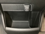 アクセサリーソケットはUSBのアダプターなどをつければ、スマホの充電にも使えます。周辺には物が置けるボックスがついています。
