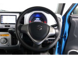 ハンドルの下部がフラットな形状になっているので、メーターなどの視野性が増し運転者にとって快適で安全です。