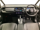 車内は光触媒抗菌消臭施工済です。インパネ周りはスタイリッシュなデザインで機能や装備も充実しています。グローブボックスやカップホルダーのほかにトレーなどたくさんの収納スペースが付いています。