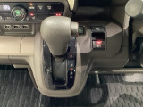 CVT車のセレクトレバーです。低速から高速まで、変速ショックのないスムーズな走りと、エンジン効率のよい領域を維持して燃費にも貢献します。サイドブレーキはスイッチ操作の電子制御パーキングブレーキです。