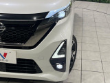 【LEDヘッドライト】悪天候や夜間走行時も良好な視界を確保し安心して運転できる高輝度LEDヘッドライトを装備!点灯速度が早く、消費電力も抑えられています。