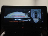 バックモニター付き。駐車の際のサポートとなり、必須アイテムのひとつですよね。それでも、バックする際は必ずご自身の目で確認をしてください。パノラミックビューで上から見下ろした視点でも確認できます!