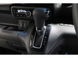 インパネシフトだから視線の移動も少なく足元もスッキリ♪運転席もゆったりしているのでゆとりを持ってドライブできますね!