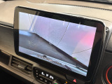 リバース連動のリアカメラを標準装備、ステアリング感応型ガイドラインが車庫入れを支援してくれます