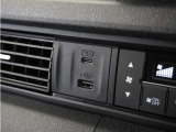 ◆USB接続端子◆スマホやiPodなどを接続して、いつもの音楽を車内でもお楽しみいただけます♪