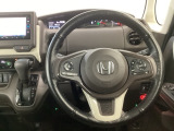 【ハンドル】運転にかかわる様々な操作を安全に行えるように視点移動が少なく操作性に配慮されたスイッチ類が凝縮されたコックピットです。
