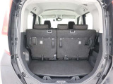 <バックドア>ハッチバックなので、バックドアは上に開きます♪大きな荷物の出し入れがしやすくなります。便利ですよ♪