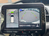アラウンドビューモニター。上空から見下ろしているような映像で、スムースな駐車をサポートします。