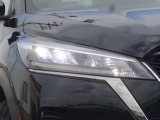 【LEDヘッドライト】悪天候や夜間走行時も良好な視界を確保し安心して運転できる高輝度LEDヘッドライトを装備!点灯速度が早く、消費電力も抑えられています。