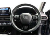運転中もハンドルでの操作が可能です。特に高速道路等の目が離せない運転時には、便利さだけでなく、安全性も兼ね備えております。