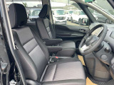厚みがあって、座り心地のいいソファのようなシート。運転的も助手席もリラックスしてゆったりと座れます。