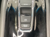 セレクトレバーの下に電子制御パーキングブレーキがあります。スイッチひとつで、停車した地点の傾斜などをシステムが検知・判断してブレーキ力を自動的に最適制御し、しっかり停車できるパーキングシステムです。