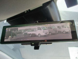 スマートルーミラー装備車両後方のカメラ映像をミラ-面に映し出すので、車内の状況や、天候などに影響されにくく、よりクリアな後方視界が得られます。