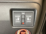 リアドアは乗り降りに便利な両側電動スライドドアです。また運転席に座っていながらスイッチ操作で自在にスライドドアを開け閉めできます。